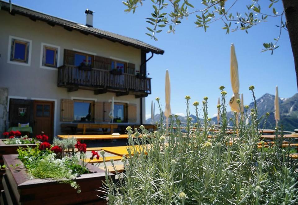 Enzianhuette Berggasthaus San Leonardo in Passiria Exterior foto